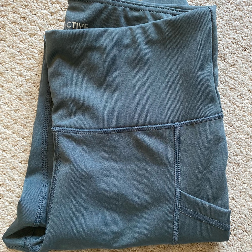 Women's Cropped Leggings in Grey